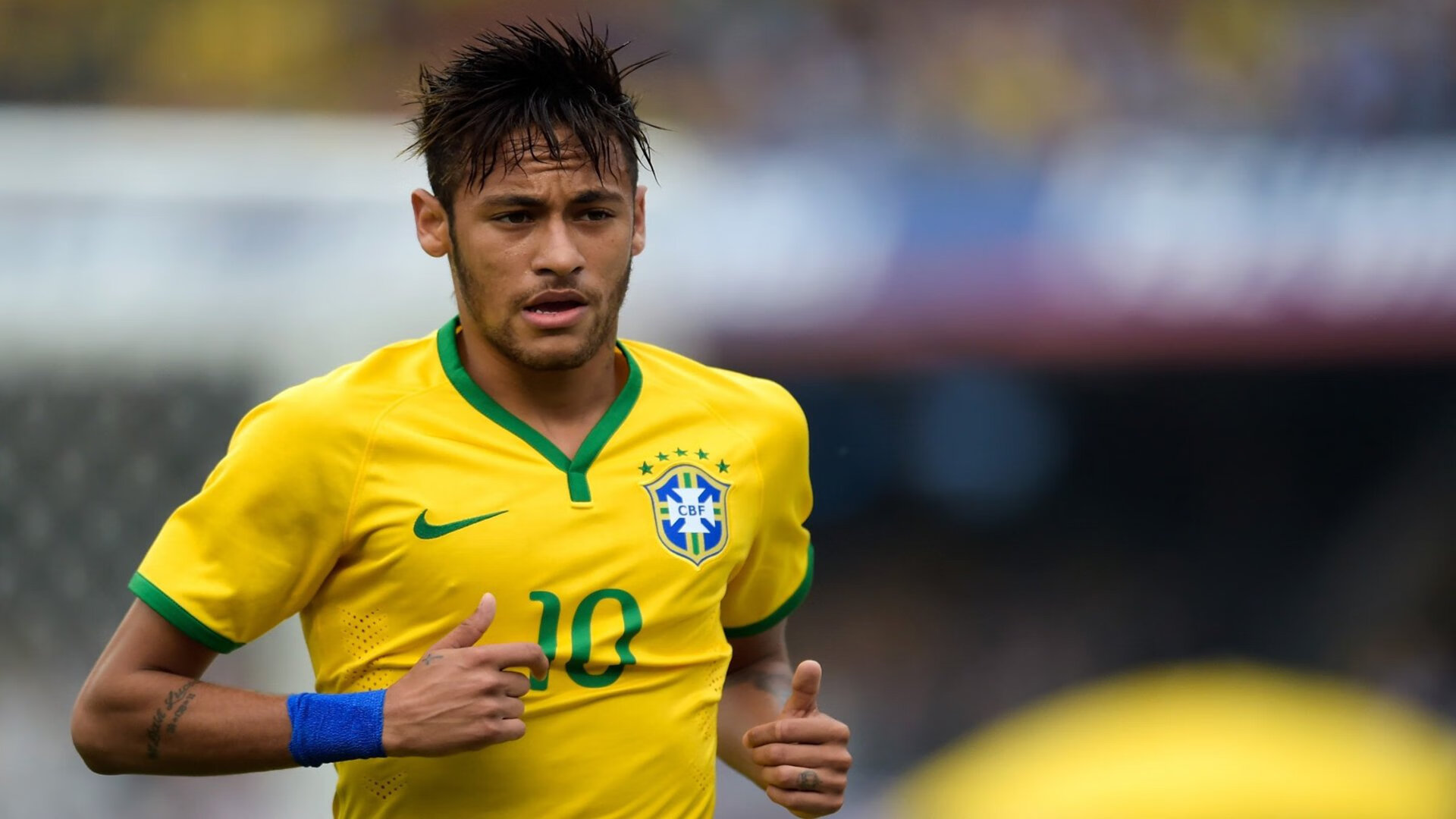 绿茵场与羽毛球场，绝杀时刻的永恒魅力